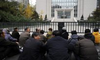 Trung Quốc: Người về hưu ở Quảng Châu biểu tình phản đối cắt giảm thanh toán bảo hiểm y tế