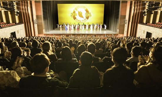 Hai buổi biểu diễn Shen Yun ở cố đô Kyoto: Các nghệ sĩ phải chào hạ màn ba lần