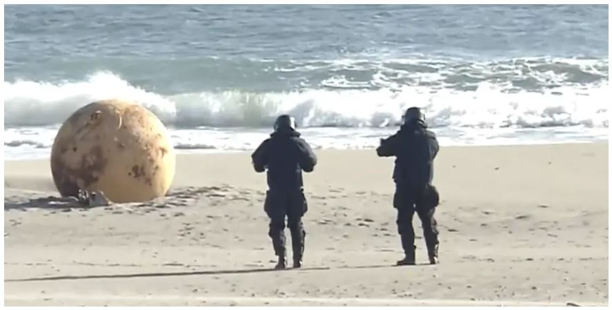 Một quả cầu kim loại lớn, bí ẩn xuất hiện trên bãi biển Nhật Bản