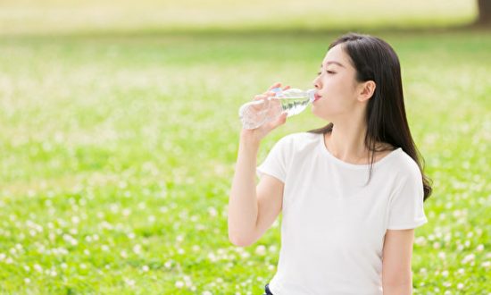 Không uống đủ nước có thể gây ra cục máu đông và các bệnh mãn tính? Rất nhiều người không bổ sung nước đúng cách