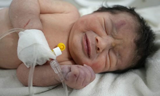 Bé gái Syria chào đời trong đống đổ nát sau trận động đất mạnh, cha mẹ đều thiệt mạng