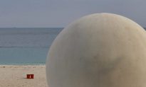 Quả cầu sắt lớn không rõ nguồn gốc đường kính khoảng 1,5m được phát hiện trên bãi biển ở Nhật Bản