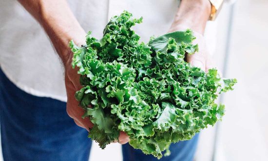 Rau lá xanh sẫm màu chứa vitamin K1 có thể làm giảm nguy cơ gãy xương trong tương lai