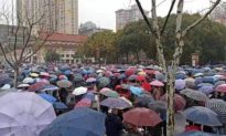 Người Trung Quốc biểu tình dưới mưa vì mức chi trả bảo hiểm y tế bị giảm 70%