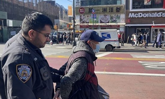 Cảnh sát New York bắt giữ người đàn ông Trung Quốc tấn công Pháp Luân Công, cáo buộc tội danh hành hung cấp độ ba