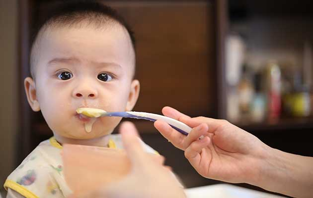 Trẻ sơ sinh và trẻ nhỏ vốn cần vitamin A thực sự từ lòng đỏ trứng và gan để làm thức ăn đầu tiên, chứ không phải khoai lang và cà rốt. 