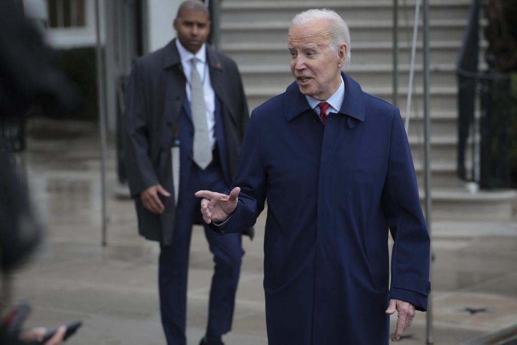 Tổng thống Biden 'bỏ đi' khi được hỏi về việc quy trách nhiệm cho Trung Quốc về nguồn gốc của đại dịch