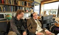 Stephen Hawking nói với cộng tác viên: Lược sử thời gian là 'sai'