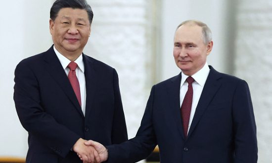 Cuộc đua giành ngôi bá chủ thế giới: Rồng Trung Quốc 'nuốt chửng' Gấu Nga