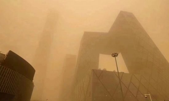 Bão cát tấn công Bắc Kinh ngay thời điểm Lưỡng Hội, bầu trời như ngày tận thế