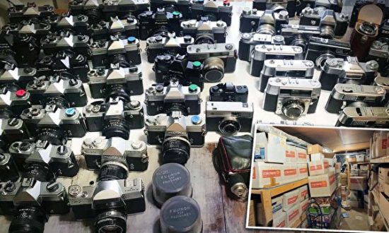 Cặp đôi phát hiện bộ sưu tập máy ảnh cổ trị giá 200.000 USD trong khi dọn dẹp nhà kho