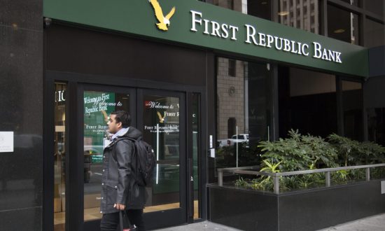 Cổ phiếu First Republic Bank của Mỹ mất 49% ngay sau tin tiền gửi sụt giảm 100 tỷ USD