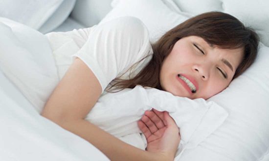Vì sao một số người bị nghiến răng khi ngủ?