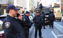 New York: Cảnh sát lắp hàng rào xung quanh tòa án khi cuộc truy tố Donald Trump dự kiến sắp xảy ra