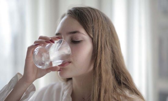 6 lợi ích của uống nước, bạn nên uống bao nhiêu cốc một ngày?