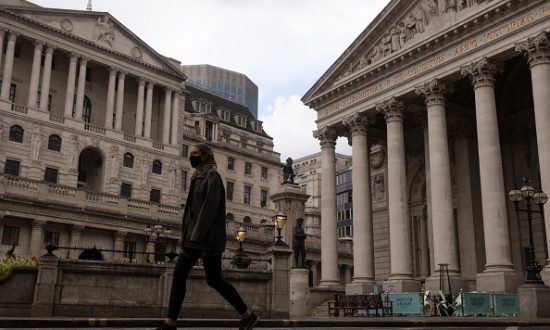 Quan chức Ngân hàng Anh: Người dân cần chấp nhận rằng mình đã nghèo đi