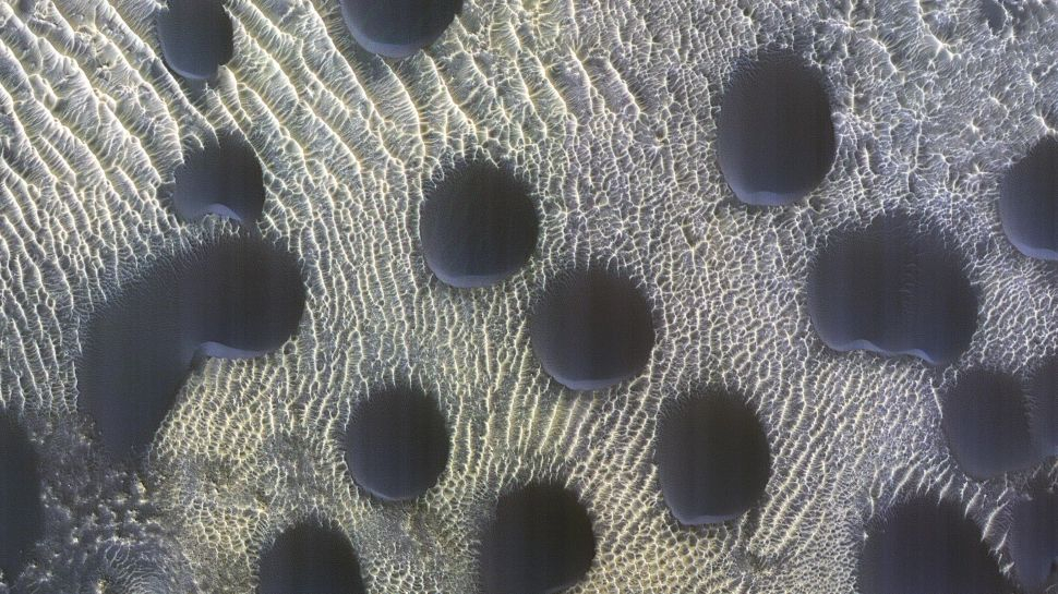Tàu NASA chụp hình ảnh những đụn cát tròn ‘gần như hoàn hảo' trên sao Hỏa, giới khoa học chưa thể lý giải