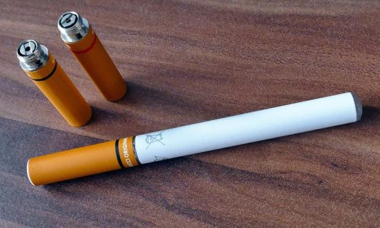 Hà Đông: 3 học sinh cùng lớp nhập viện liên quan đến thuốc lá điện tử