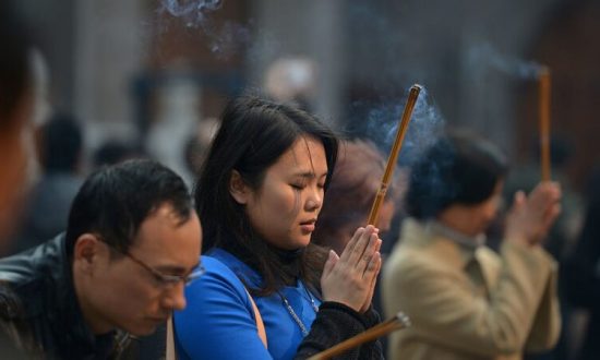 Kinh tế suy thoái, khó tìm việc làm, thanh niên Trung Quốc đi bái Phật