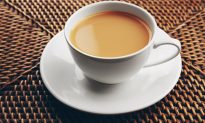 Khi pha trà sữa tươi, nên rót trà hay sữa vào cốc trước?