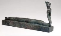 Khám phá bên trong quan tài kín chứa thi thể đầu người mình rắn của Ai Cập cổ đại 