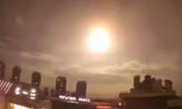 Chớp sáng bí ẩn trên bầu trời Kyiv gây xôn xao: Vệ tinh rơi hay người ngoài hành tinh?