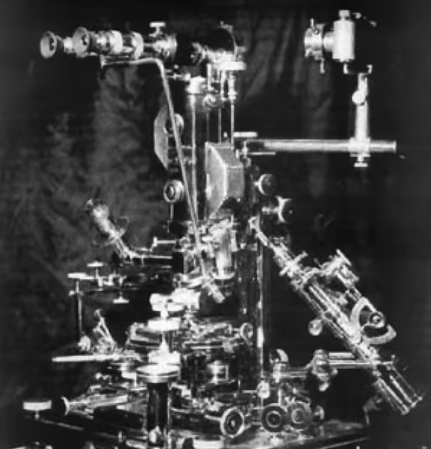 Năm 1933, Rife đã phát minh ra Kính hiển vi thông dụng Rife (Rife Universal Microscope). Tới nay đây là kính hiển vi duy nhất có thể quan sát được virus sống, có thể phóng đại vật thể gấp 60.000 lần so với kích thước bình thường ban đầu (Ảnh chụp màn hình)
