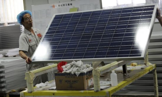 Đặc vụ liên bang Mỹ đột kích Jinko Solar của Trung Quốc