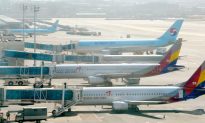 Hành khách Hàn Quốc bị bắt vì mở cửa thoát hiểm máy bay giữa không trung