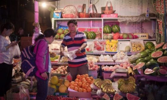 Vì mưu sinh, giáo viên tiếng Anh và sinh viên đại học Bắc Kinh cũng phải bán hàng trong chợ đêm