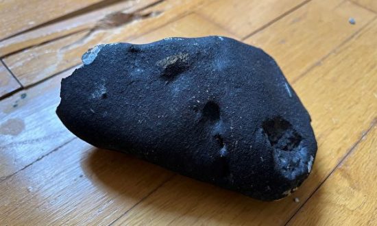 Mỹ: Viên đá lạ rơi trúng nhà có thể là thiên thạch hàng tỷ năm tuổi