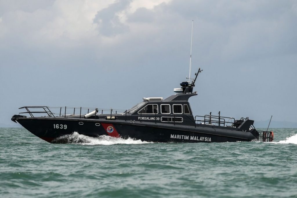 Malaysia bắt giữ tàu Trung Quốc nghi trộm cổ vật ở xác tàu chiến Anh