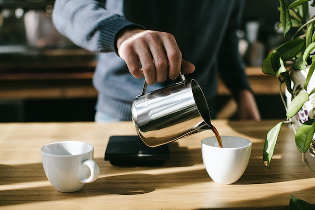 So với những người không uống cà phê, những người uống 3-4 tách cà phê mỗi ngày có tỷ lệ tử vong do mọi nguyên nhân và tử vong do tim mạch thấp hơn, đồng thời giảm đáng kể nguy cơ phát triển bệnh tim mạch và bệnh gan.