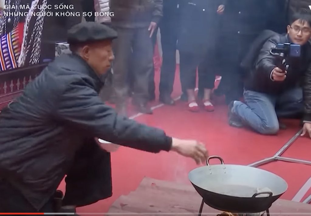 [Video] Phong tục kỳ lạ của người Dao Việt Nam: Nhúng tay vào chảo mỡ đang sôi 200 độ C