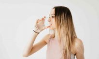 Nước tự nhiên và nước tinh khiết: Loại nào tốt hơn? Mối liên hệ giữa lượng nước uống và nguy cơ đột quỵ