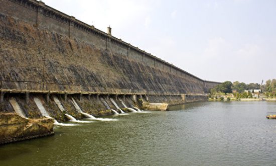 Quan chức Ấn Độ ra lệnh rút nước sau khi điện thoại rơi xuống hồ chứa