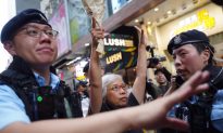 Cảnh sát Hong Kong điều xe bọc thép chống khủng bố, ngăn người dân tưởng niệm Thảm sát Thiên An Môn