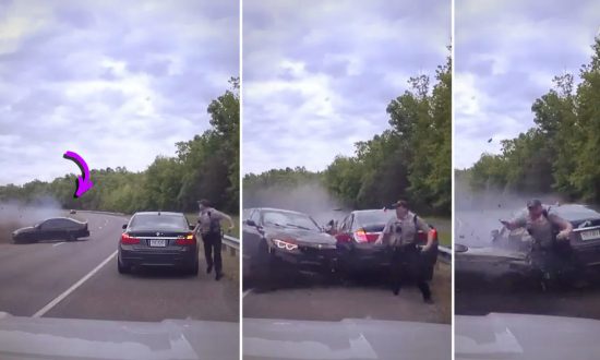 Video quay lại khoảnh khắc ôtô chạy quá tốc độ vượt khỏi tầm kiểm soát, 'cuốn quanh' cảnh sát