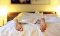 Để lộ bàn chân ra khỏi chăn khi ngủ là tốt hay xấu? Bác sĩ: Tình trạng mất ngủ có thể liên quan đến gan