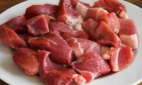 Nên dùng nước nóng hay nước lạnh để rửa thịt lợn? Mách bạn cách rửa giúp thịt sạch sẽ, an toàn hợp vệ sinh