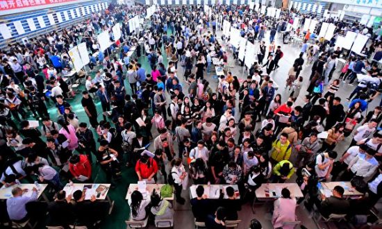 Cựu cố vấn Bắc Kinh: Tình trạng thất nghiệp ở thanh niên có thể châm ngòi cho khủng hoảng chính trị