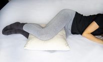 Chuyên gia: Kê gối giữa hai chân khi ngủ có nhiều lợi ích cho sức khỏe