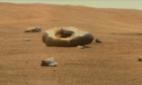 Xe tự hành của NASA tìm thấy một tảng đá hình dạng giống bánh vòng trên sao Hỏa