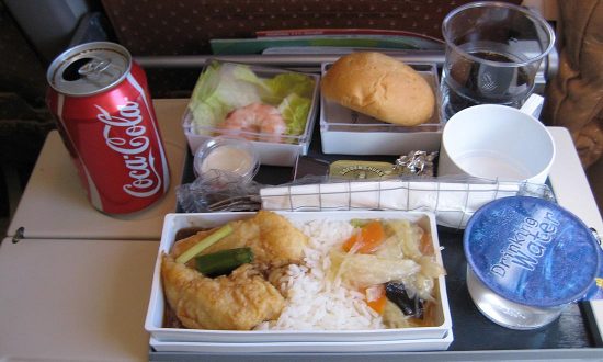 5 loại đồ ăn, đồ uống trên máy bay mà tiếp viên hàng không ‘tuyệt đối’ không đụng đến