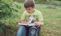 Cậu bé 8 tuổi kiên trì dậy sớm đọc sách hơn 400 ngày: Kỹ năng tự giác được dưỡng thành như thế nào?