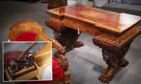 Video: Những ngăn chứa bí mật bên trong chiếc bàn của một vị vua những năm 1800