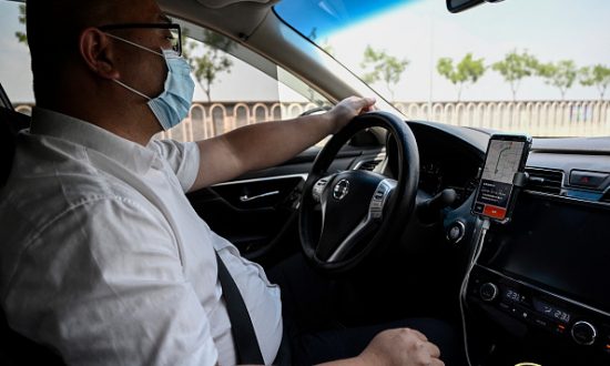 Tài xế xe công nghệ Trung Quốc chật vật kiếm sống, làm 15 tiếng mỗi ngày