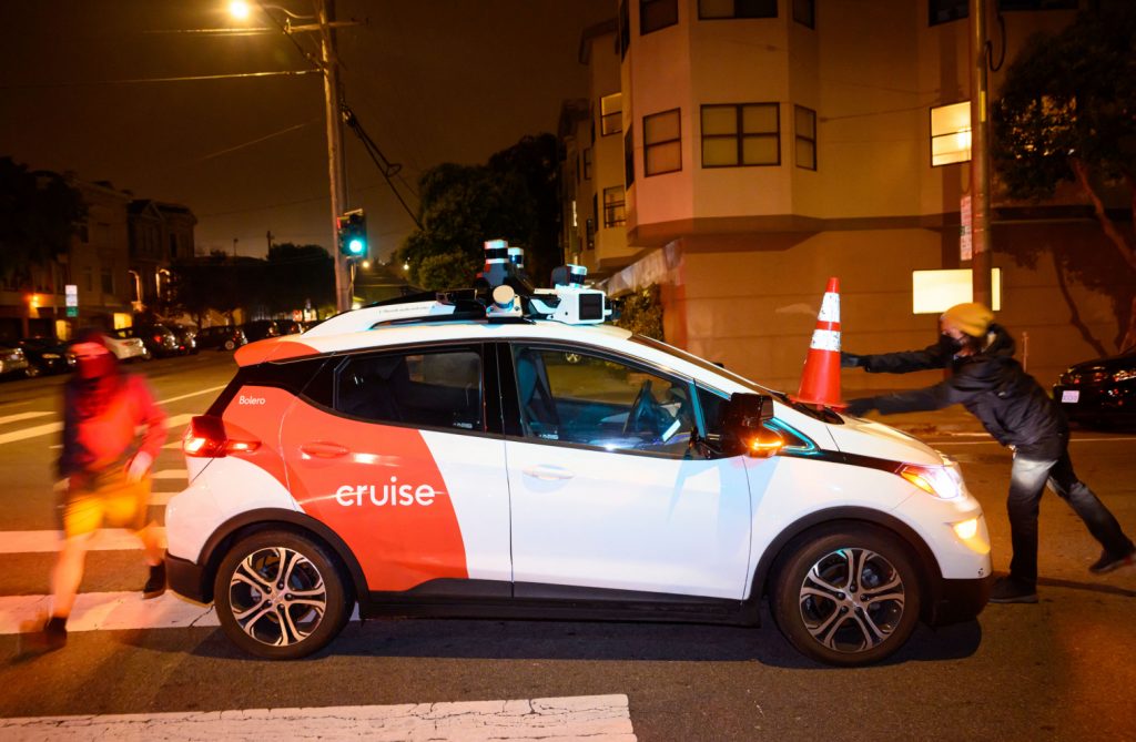 Vừa được cấp phép triển khai, xe tự lái đã gây tắc đường tại San Francisco