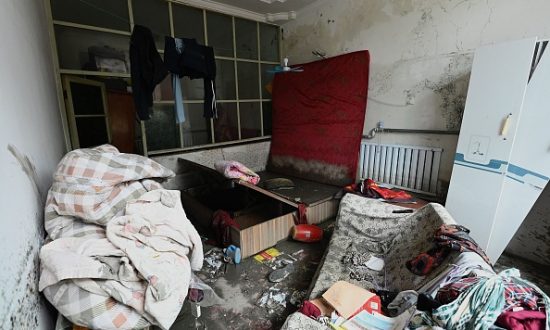 Dân làng Trác Châu tức giận vì chưa thể dọn nhà sau lũ: Nếu không cho dọn, 'hai tháng nữa sẽ có giòi'