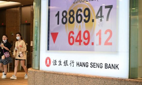 Đồng nhân dân tệ mất giá, dân Trung Quốc đổ xô sang ngân hàng Hong Kong tránh nạn